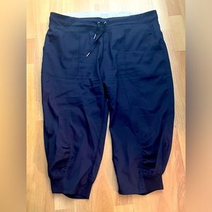 Calvin Klein Performance Capri pants Large